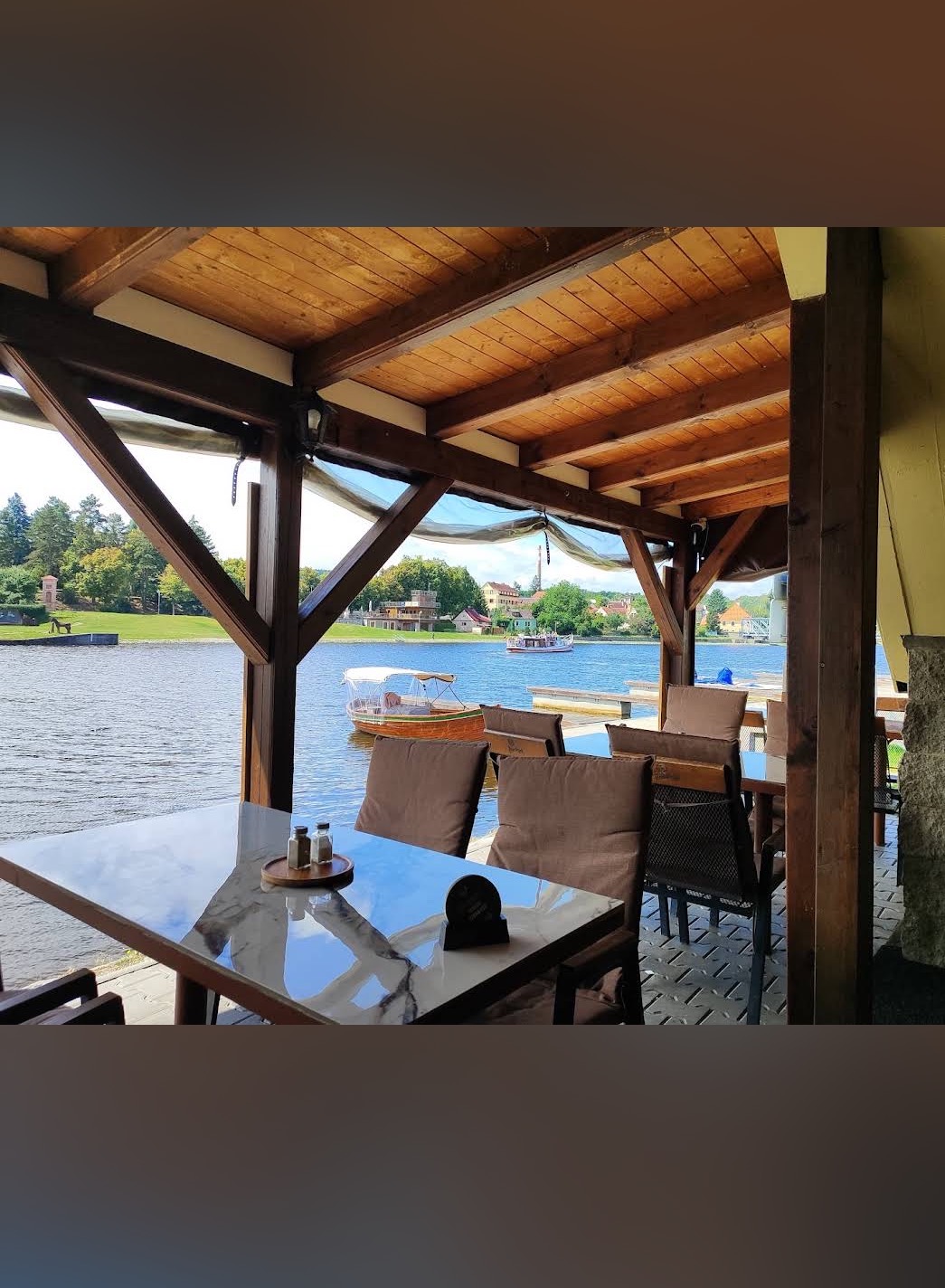 RESTAURACE-PENZION MIX u řeky Vltavy